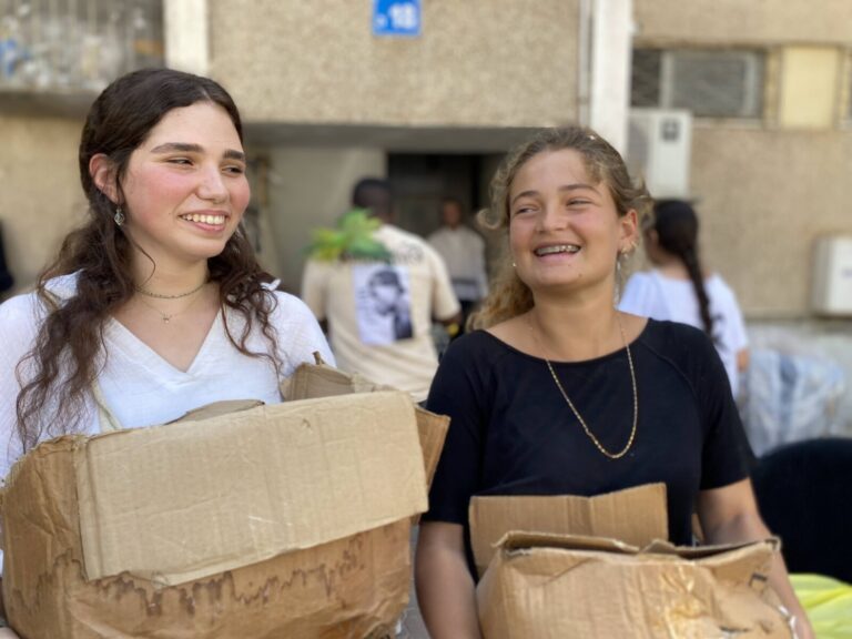 גפן נהון (מימין) ויעל אפללו, מתנדבות 'עושים שכונה'. (צילום: יהל פרג')