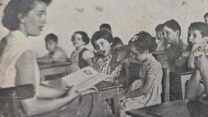 נעמי הנקין עם תלמידיה. דבר, 16 בינואר 1953 (צילום: י. מירלין)