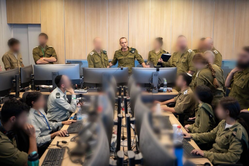 אלוף שלומי בינדר בהערכת מצב מודיעינית לאחר ההסלמה מול איראן (צילום: דובר צה"ל)