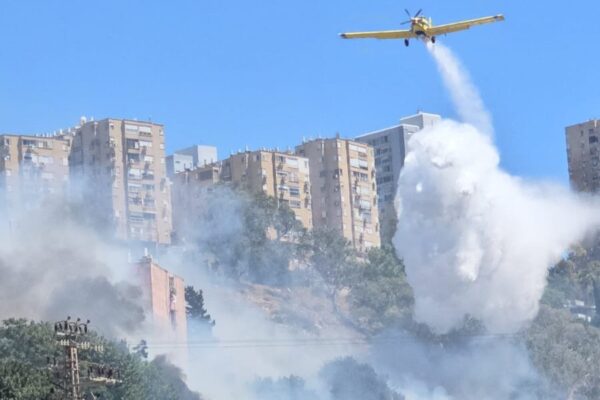 מטוס כיבוי בשריפה בנחל הגיבורים שבחיפה (צילום: כבאות והצלה)