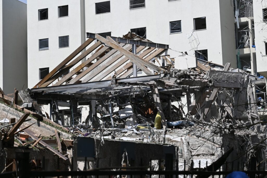 בית שנפגע במטח הטילים מאיראן בתל אביב (צילום: פאולינה פטימר) בית שנפגע במטח הטילים מאיראן בתל אביב (צילום: פאולינה פטימר)