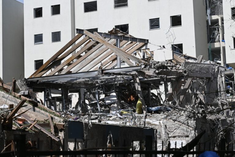 בית שנפגע במטח הטילים מאיראן בתל אביב. לל הנפגעים שביתם נפגע זכאים לפיצוי תכולה של עד כ-100 אלף שקלים בלבד (צילום: פאולינה פטימר)
