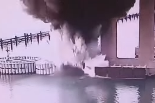 הפיצוץ בגשר קרץ' בסרטון שהופץ מטעם שירות הביטחון של אוקראינה (צילום מסך)