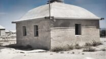 בית מגורים שקירותיו עשויים מאדמה בטושה וטיח אדמה, קיבוץ נירים, 1950-1951 (צילום: מתוך אוסף יעקב מטריקין, יד יצחק בן צבי (ישראל נגלית לעין, עיבוד תמונה: דבר).