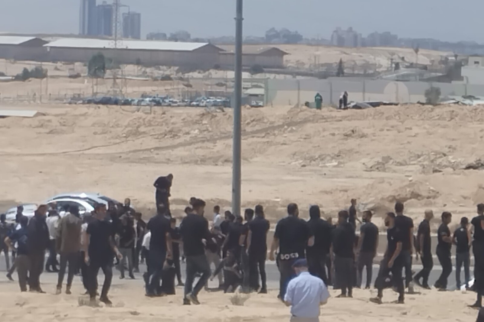 תושבי הכפר חוסמים את כביש 40 (צילום: יניב שרון)