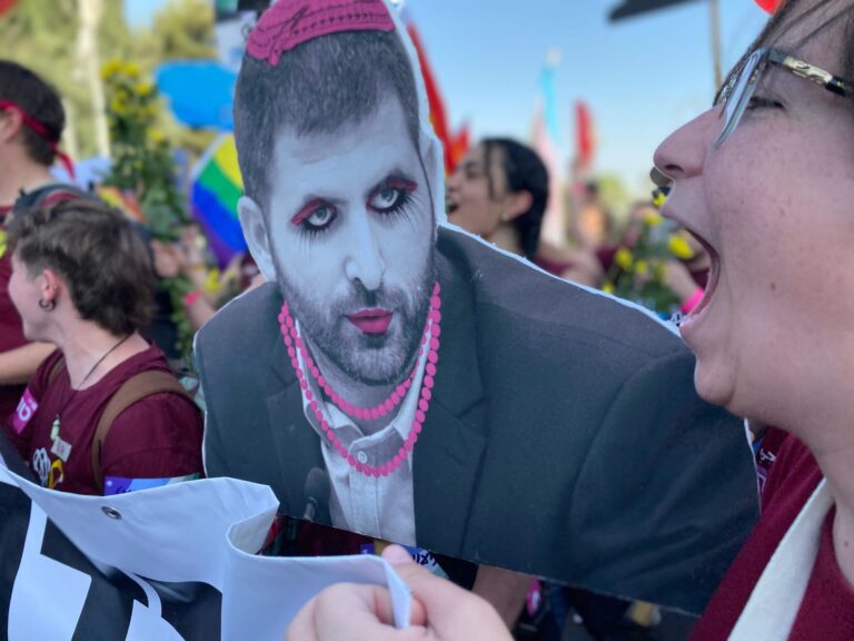 שלט נגד שר התקשורת שלמה קרעי שהונף במצעד הגאווה בירושלים (צילום: יהל פרג׳)