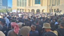 בדואים מפגינים מול קריית הממשלה בבאר שבע (צילום: המועצה לכפרים לא מוכרים)