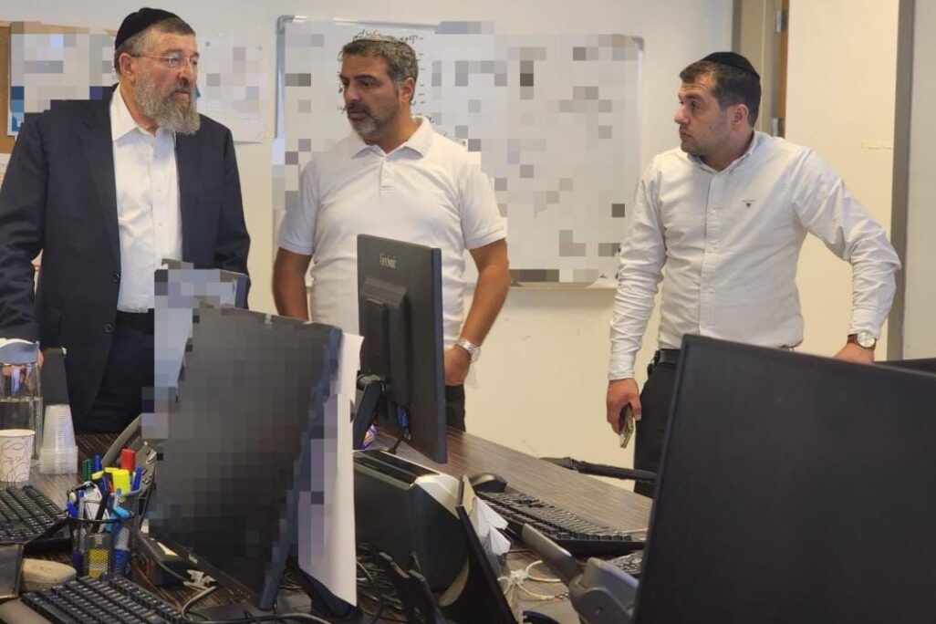 שר העבודה יואב בן צור מקבל תדרוך בחמ"ל המשרד מרביב מלאכי (במרכז), סמנכ"ל כוח אדם לשעת חירום (צילום: משרד העבודה)