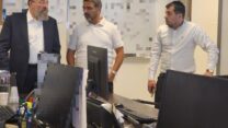 שר העבודה יואב בן צור מקבל תדרוך בחמ"ל המשרד מרביב מלאכי (במרכז), סמנכ"ל כוח אדם לשעת חירום (צילום: משרד העבודה)