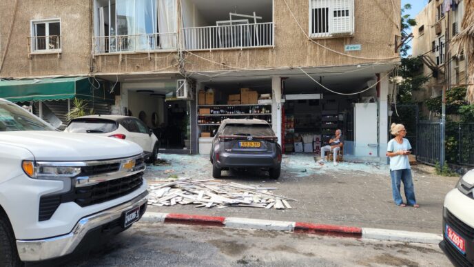 סמוך לזירת נפילת הטיל הבליסטי בבת ים (צילום: דפנה איזברוך)