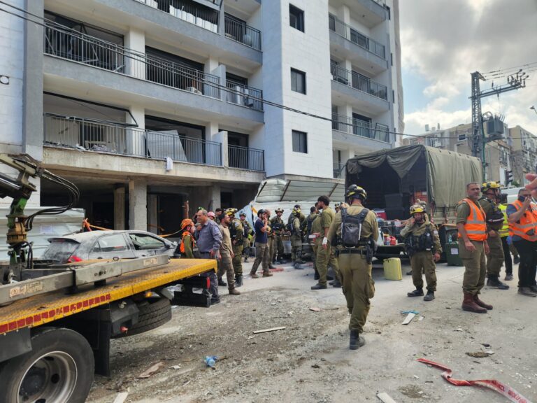 כוחות פועלים סמוך לזירת נפילת הטיל הבליסטי בבניין המגורים בבת ים. "יש כאוס ענק" (צילום: דפנה איזברוך)