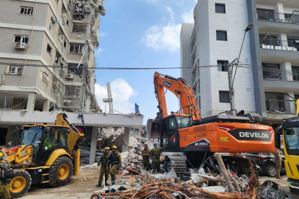 ממשיכים לחפש אחר ניצולים בזירת ההרס בבת ים. "יש אנשים שאיבדו את הכל" (צילום: דפנה איזברוך) ממשיכים לחפש אחר ניצולים בזירת ההרס בבת ים. "יש אנשים שאיבדו את הכל" (צילום: דפנה איזברוך)