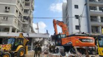 ממשיכים לחפש אחר ניצולים בזירת ההרס בבת ים. "יש אנשים שאיבדו את הכל" (צילום: דפנה איזברוך)