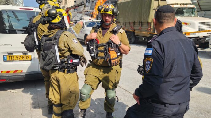 כוחות ההצלה נאספים בזירת נפילת הטיל הבליסטי מאיראן בבת ים (צילום: דפנה איזברוך)