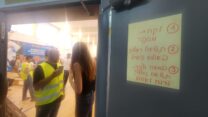 מרכז המשפחות בבית הספר נחשונים בבת ים. הנחיות לציבור הרחב בכניסה למקום (צילום: דפנה איזברוך)