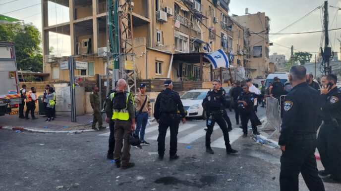 זירת הנפילה בבני ברק בה אותר קשיש כבן 80 ללא רוח חיים (צילום: דוברות המשטרה)