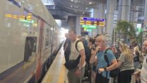 נוסעים ששבו מלרנקה עולים לרכבת. היו זכאים לנסיעה בחינם (צילום: רכבת ישראל)