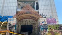 חזית המבנה המרכזי שספג פגיעה ישירה במתקפת הטילים האיראנית (צילום: יהל פרג')