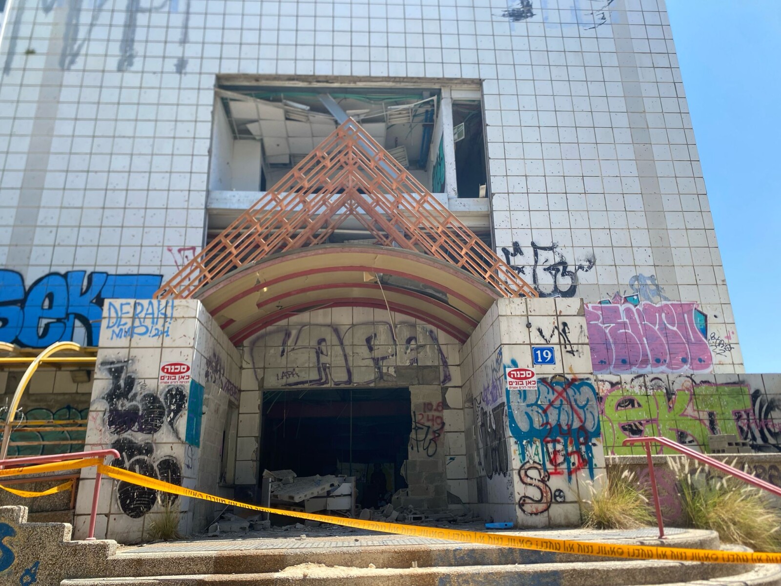 חזית המבנה המרכזי שספג פגיעה ישירה במתקפת הטילים האיראנית (צילום: יהל פרג')
