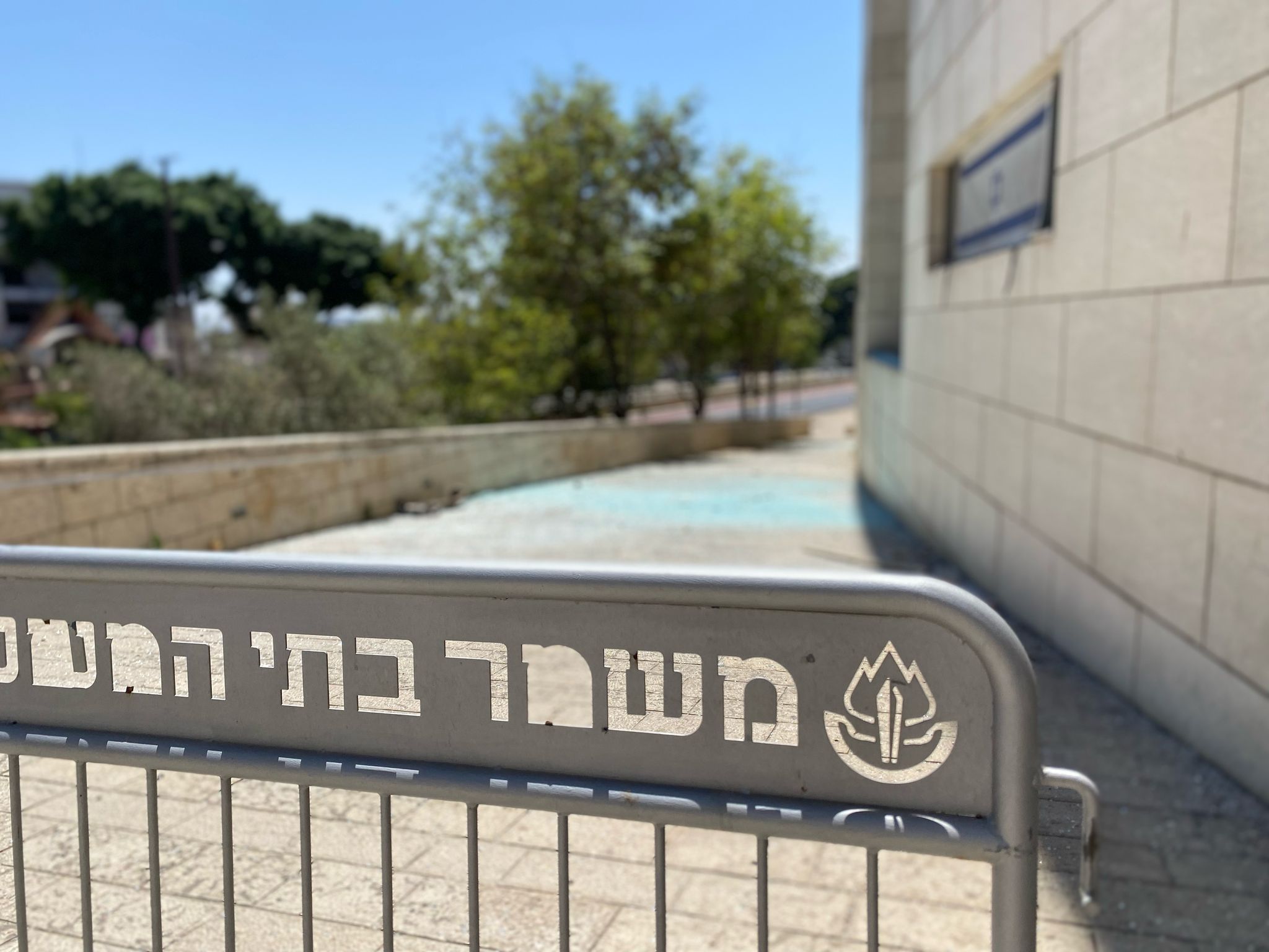 חזית בית המשפט המחוזי בחיפה, סמוך למבנה בו פגע הטיל מאיראן (צילום: יהל פרג')