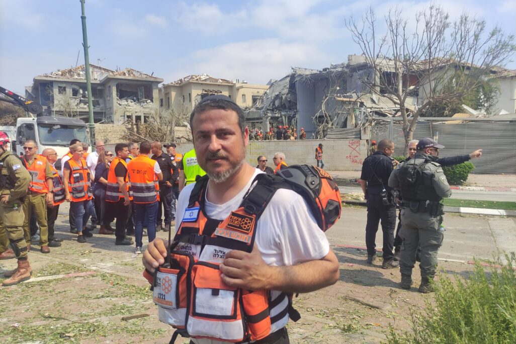 חובש בכיר באיחוד הצלה, דוד נלוקה, בזירת הפגיעה בנס ציונה (צילום: ניצן צבי כהן) חובש בכיר באיחוד הצלה, דוד נלוקה, בזירת הפגיעה הישירה בנס ציונה (צילום: ניצן צבי כהן)