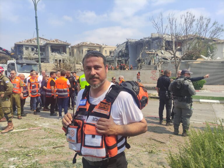 חובש בכיר באיחוד הצלה, דוד נלוקה, בזירת הפגיעה הישירה בנס ציונה (צילום: ניצן צבי כהן)