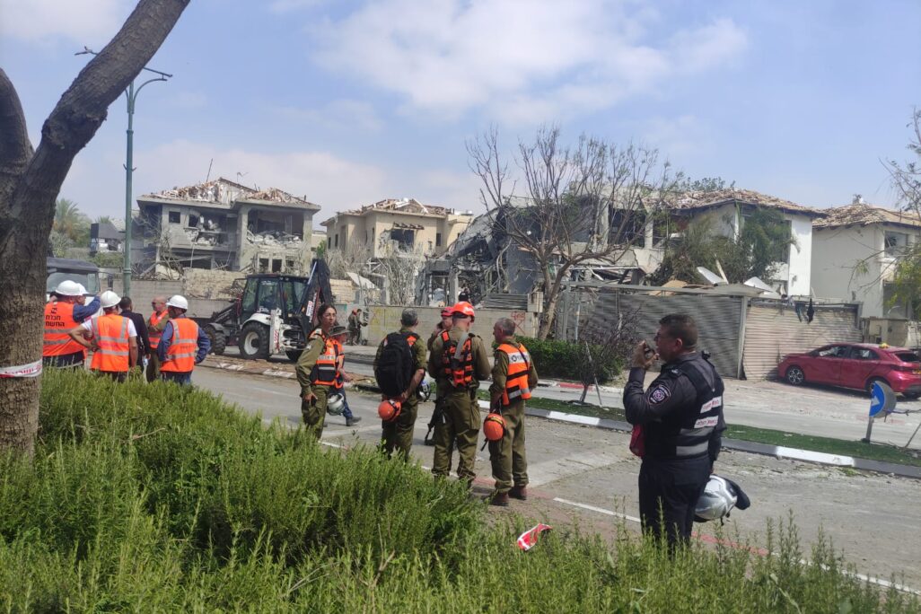 זירת הפגיעה הישירה בנס ציונה (צילום: ניצן צבי כהן) זירת הפגיעה הישירה בנס ציונה (צילום: ניצן צבי כהן)