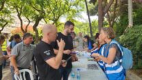 עיריית תל אביב הקימה עמדת סיוע במדרכה. אחרי הליך רישום, התושבים יעלו על הסעה למלון דן פנורמה (צילום: דפנה איזברוך)