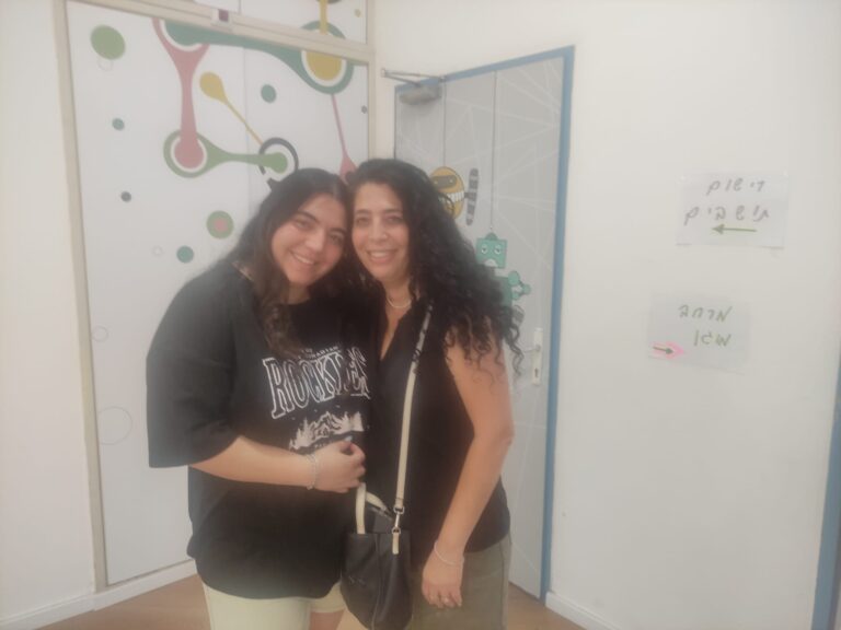 ספיר ואושרית, תושבות הרחוב שספג פגיעה ישירה של טיל איראני בנס ציונה (צילום: ניצן צבי כהן)