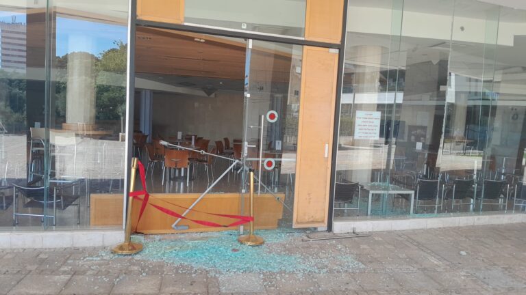 נזק למבנה תיאטרון חיפה במתקפת הטילים האיראנית. לא הייתה מערכת ייעודית לשליטה ולבקרה על פעילות צוותי השטח ׁ(צילום: תיאטרון חיפה)