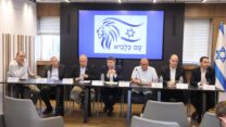הצגת מתווה הפיצויים של משרד האוצר על ידי השר סמוטריץ', יו"ר ועדת הכספים גפני ויו"ר ההסתדרות בר-דוד, ביום שני האחרון (צילום: מירי שמעונוביץ)