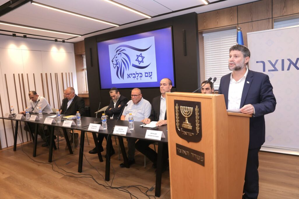 הצגת מתווה הפיצויים של משרד האוצר על ידי השר סמוטריץ', יו"ר ועדת הכספים גפני ויו"ר ההסתדרות בר-דוד (צילום: מירי שמעונוביץ) הצגת מתווה הפיצויים של משרד האוצר על ידי השר סמוטריץ', יו"ר ועדת הכספים גפני ויו"ר ההסתדרות בר-דוד (צילום: מירי שמעונוביץ)