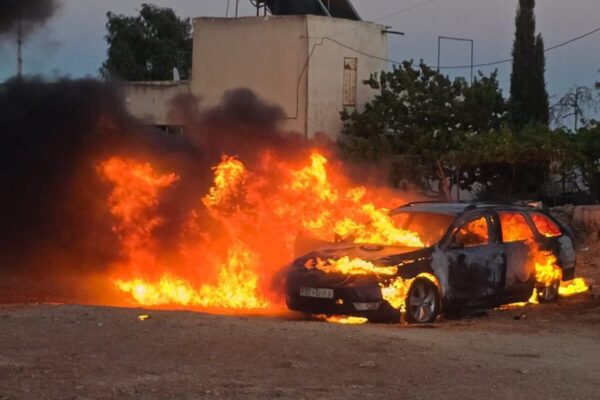 כלי רכב שהוצת בכפר מאלכ (צילום: מועצת כפר מאלכ)