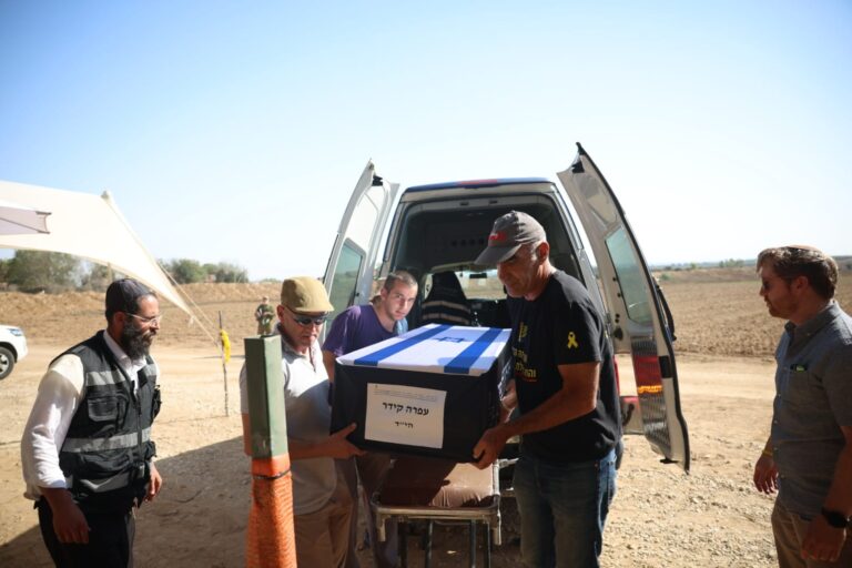 ארונה של עפרה קידר ז״ל בבית העלמין בקיבוץ בארי (צילום: מאיה משל)