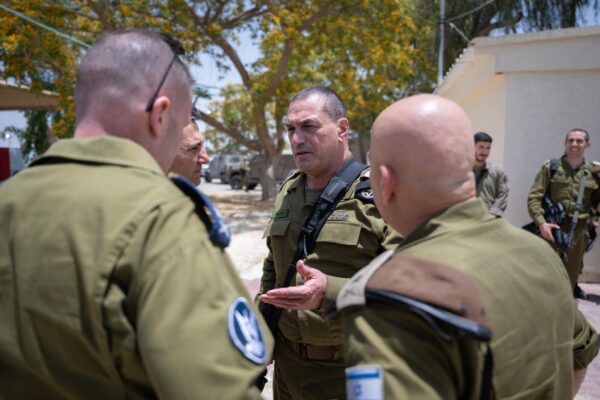 הרמטכ"ל רב-אלוף אייל זמיר בהערכת מצב עם הכוחות הלוחמים ברצועת עזה (צילום: דובר צה"ל)