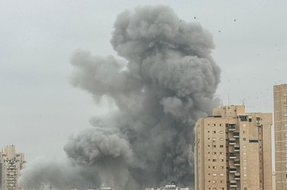 עשן באזור הפגיעה הישירה בבאר שבע (צילום: כבאות והצלה) עשן באזור הפגיעה הישירה בבאר שבע (צילום: כבאות והצלה)