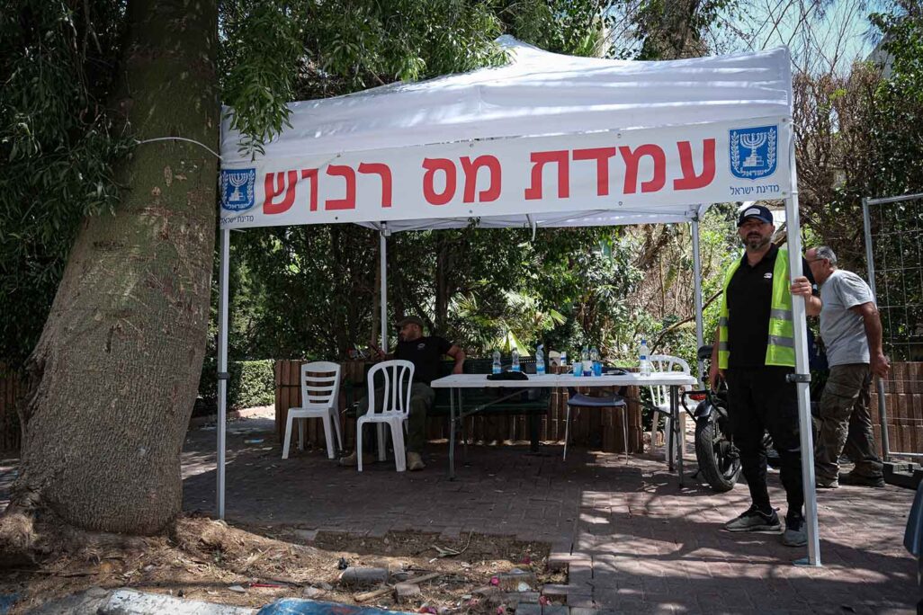 עמדת מס רכוש בזירת פגיעת טיל איראני ברחובות (צילום: דוד טברסקי) עמדת מס רכוש בזירת פגיעת טיל איראני ברחובות (צילום: דוד טברסקי)