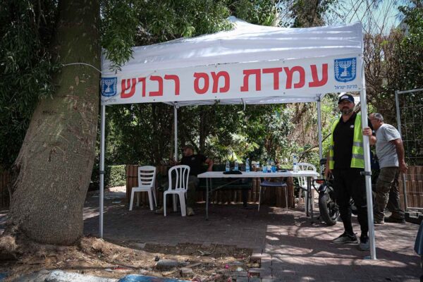 עמדת מס רכוש בזירת פגיעת טיל איראני ברחובות (צילום: דוד טברסקי)