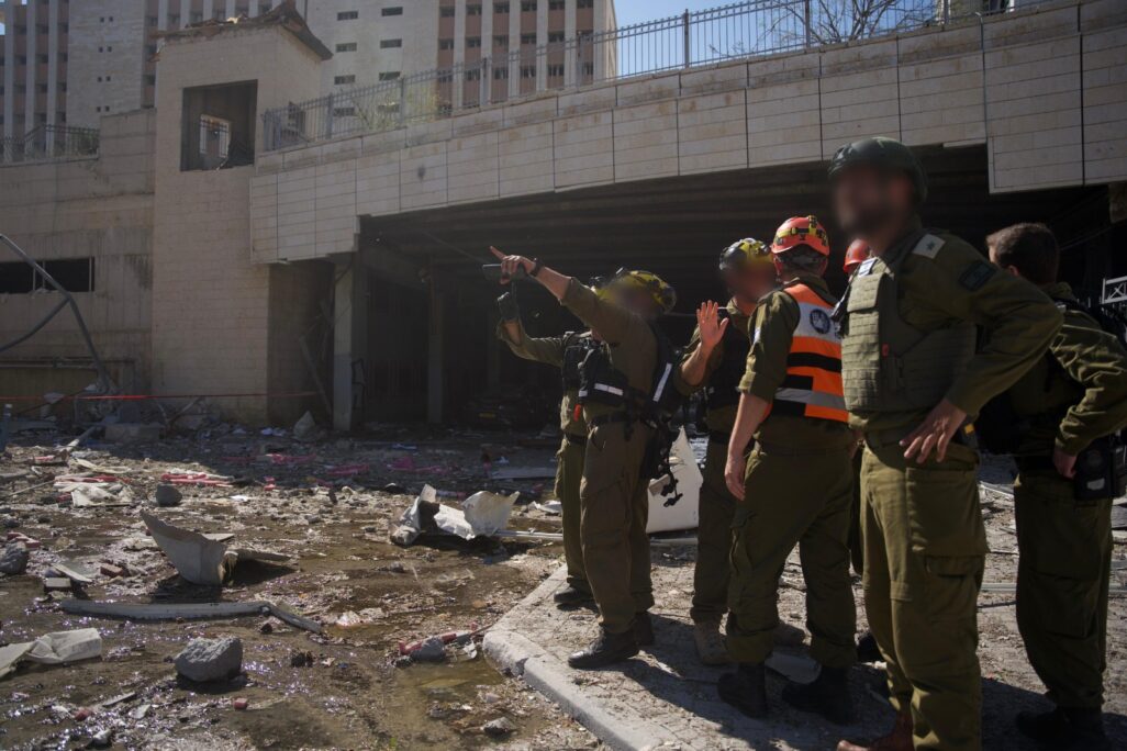 כוחות פיקוד העורף בזירת פגיעת הטיל בחיפה (צילום: דובר צה"ל) כוחות פיקוד העורף בזירת פגיעת טיל בחיפה (צילום: דובר צה"ל)