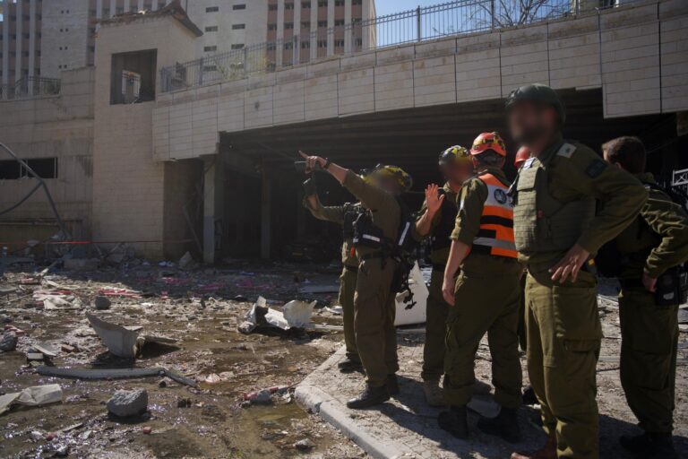 כוחות פיקוד העורף בזירת פגיעת טיל בחיפה (צילום: דובר צה"ל)