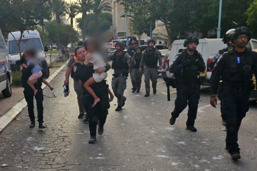 כוחות חילוץ סמוך לזירת נפילת טיל איראני בבאר שבע (צילום: רשתות חברתיות, סעיף 27א' לחוק זכויות יוצרים) כוחות חילוץ סמוך לזירת נפילת טיל איראני בבאר שבע (צילום: רשתות חברתיות, סעיף 27א' לחוק זכויות יוצרים)