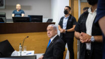 ראש הממשלה בנימין נתניהו באולם בית המשפט המחוזי בתל אביב, לפני תחילת עדותו בחקירה הנגדית (צילום: חיים גולדברג, פלאש90)