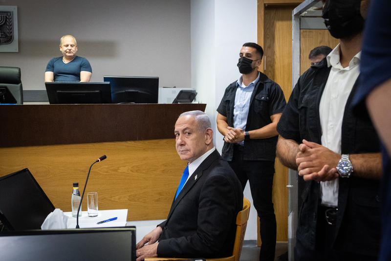ראש הממשלה בנימין נתניהו באולם בית המשפט המחוזי בתל אביב, לפני תחילת עדותו בחקירה הנגדית (צילום: חיים גולדברג, פלאש90)