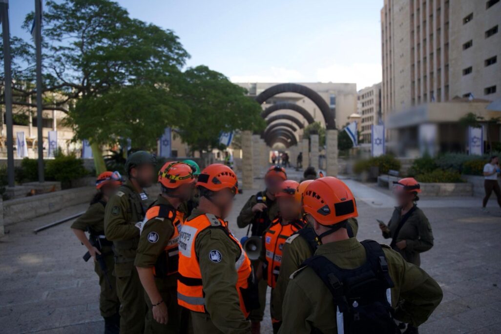 כוחות פיקוד העורף בזירת פגיעת הטיל בחיפה (צילום: דובר צה"ל) כוחות פיקוד העורף בזירת פגיעת הטיל בחיפה (צילום: דובר צה"ל)