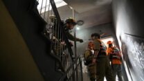 כוחות פיקוד העורף סורקים בבניין שנפגע מטיל איראני בבאר שבע (צילום: דובר צה״ל)