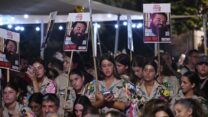 חניכות בתנועת הצופים בערב בכיכר החטופים להשבת איתן הורן (צילום: אמיר בונבידה)