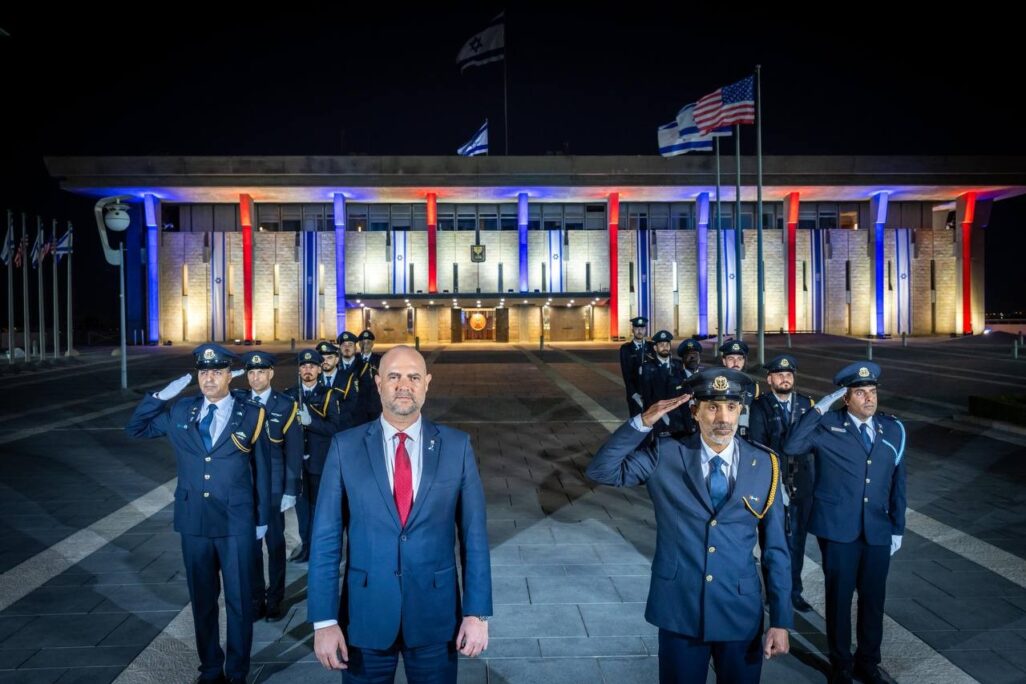 יו"ר הכנסת אמיר אוחנה ואנשי משמר הכנסת, על רקע הכנסת המוארת בדגל ארה"ב (צילום: נועם מושקוביץ, דוברות הכנסת)