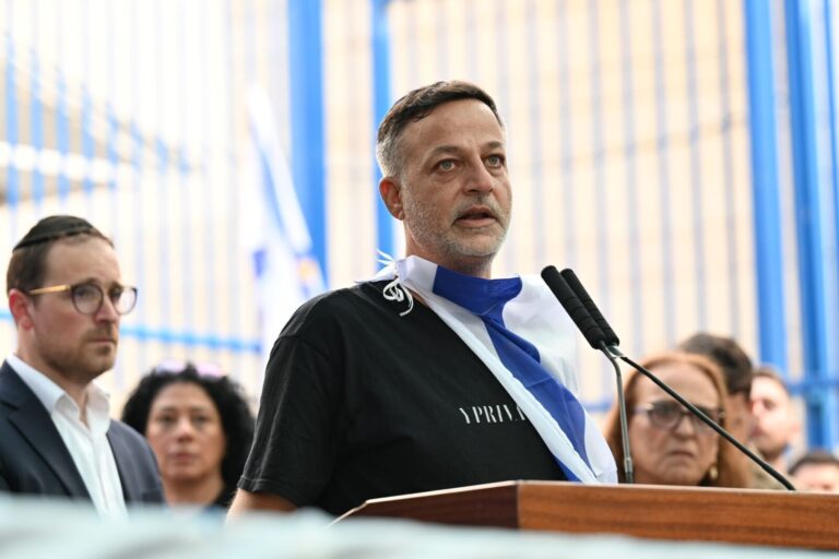 קובי סמרנו סופד לבנו (צילום: פאולינה פטימר)