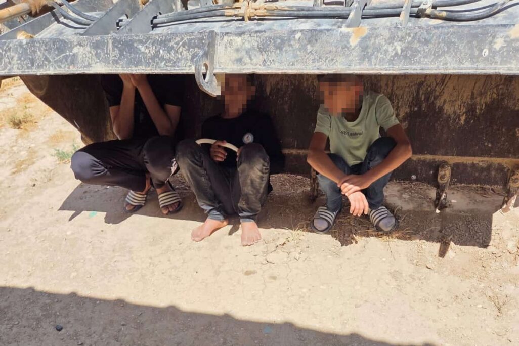 ילדים תופסים מחסה ב"מיגונית" מאולתרת בתל ערד בנגב, 16 ביוני 2025 (צילום: סולימאן אבו ג'ודה) ילדים תופסים מחסה ב"מיגונית" מאולתרת בתל ערד בנגב, 16 ביוני 2025 (צילום: סולימאן אבו ג'ודה)