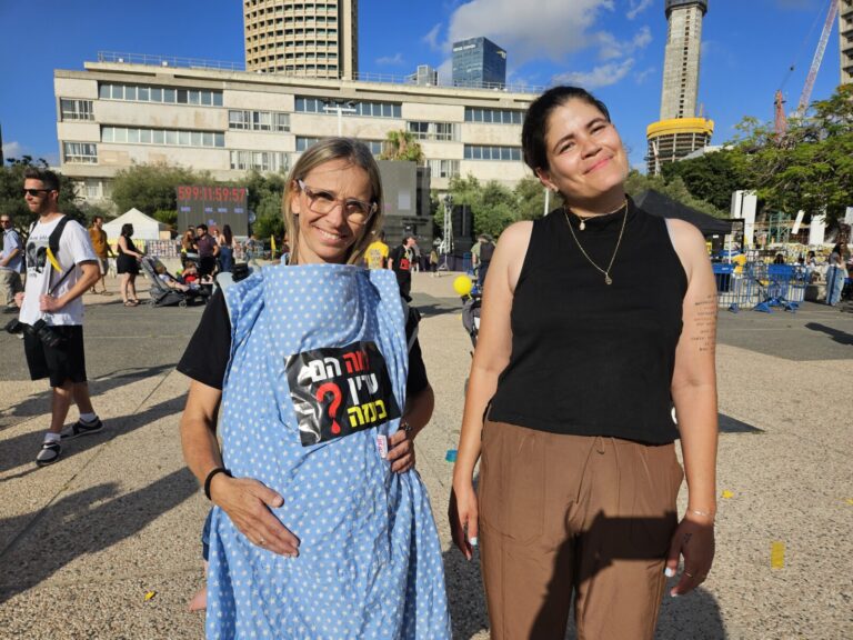 מיה פרץ (מימין) ועדי הר ציון בכיכר החטופים. "השמועה על ההתארגנות עברה מפה לאוזן" (צילום: מאיה רונן)